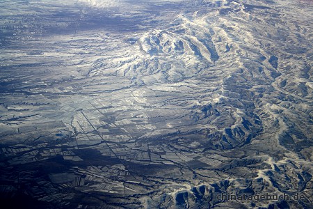Schneebedeckte Berge, Luftaufnahme