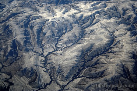 Schneebedeckte Hgel und Tler in der Inneren Mongolei, Luftaufnahme
