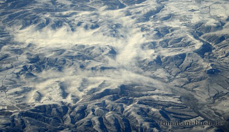 Nebel in den Tlern, Schnee auf den Hgeln. Innere Mongolei. Luftaufnahme