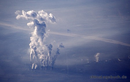 Kraftwerk mit hoch aufsteigenden Dampfwolken aus den Khltrmen, Luftaufnahme