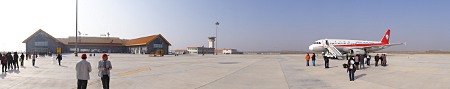 auf dem Vorfeld in Zhongwei ZHY: Flugzeug (A320 Sichuan Airlines) und Terminal