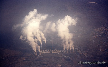 Kohlekraftwerk (?) mit Dampfwolken, Luftaufnahme