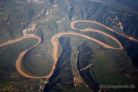 Gewundener Fluss in einem tiefen Tal, Luftaufnahme