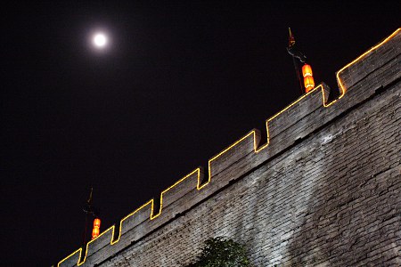 Stadtmauer von Xi'an bei Nacht und