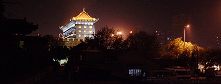 Nordtor der Stadtmauer von Xi'an bei Nacht