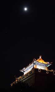 Stadtmauer von Xi'an bei Nacht und
