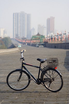 Fahrrad auf der Stadtmauer von Xi'an