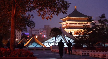 Park in Xi'an bei Nacht, Glockenturm im Hintergrund