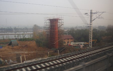 Blick aus dem Zug: Trassenbauarbeiten, Gerüst für einen Pfeiler