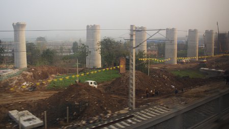 Blick aus dem Zug: Trassenbauarbeiten, Betonpfeiler