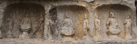 Longmen-Grotten: Wandfiguren mit abgeschlagenen Köpfen