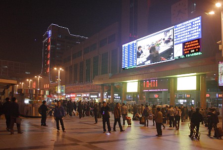 Platz vor dem Bahnhof von Zhengzhou
