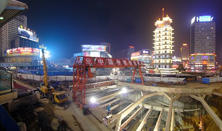 Bauarbeiten für eine U-Bahn im Stadtzentrum von Zhengzhou