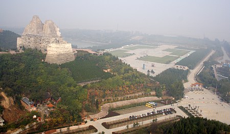 Yellow River Scenic Area, links die Statuen von Yan und Huang