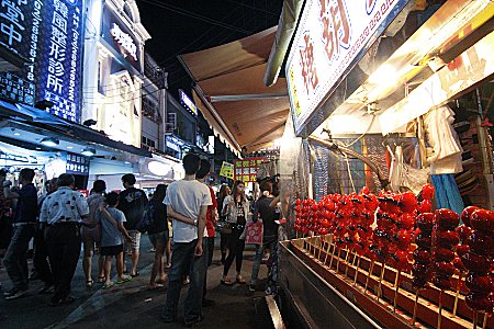 Shilin Nachtmarkt, Taipei. Bingtang Hulu Stand rechts im Bild.