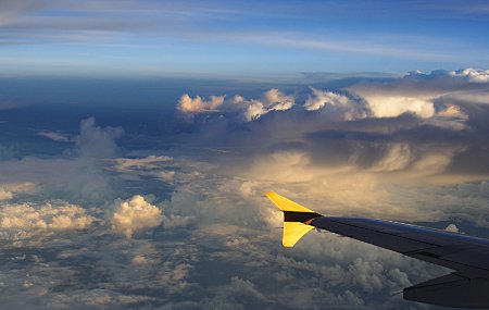 Blick aus dem Flugzeug auf die Wolken