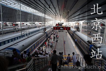 Blick auf Bahnsteig und Züge im Pekinger Westbahnhof