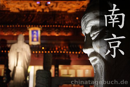 Statue im Konfuziustempel von Nanjing bei Nacht